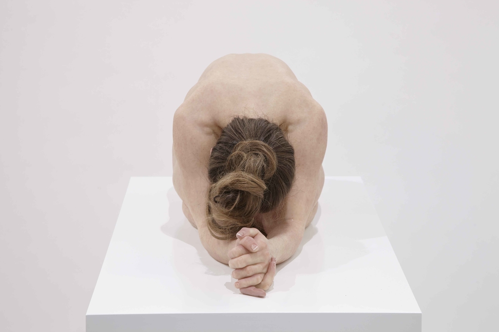 Sam-Jinks-Untitled-Kneeling-Woman-2015-silicone-pigment-resin-human-hair-30-x-28-x-72-cm-9.jpg - Sam  Jinks